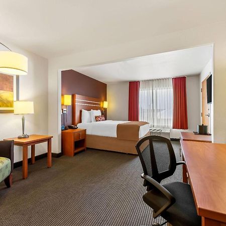 Wingate By Wyndham Calgary South Hotel Bagian luar foto