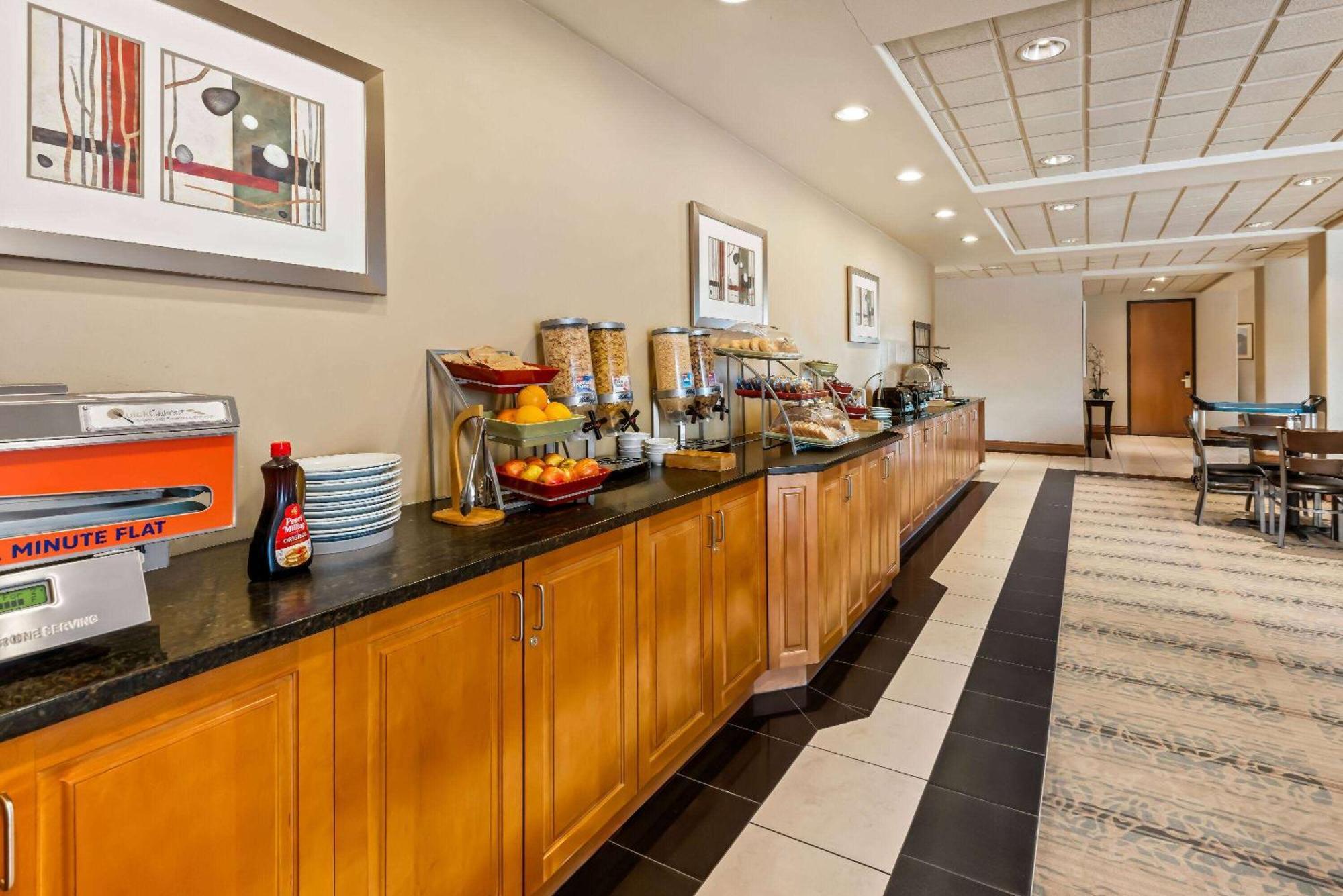 Wingate By Wyndham Calgary South Hotel Bagian luar foto