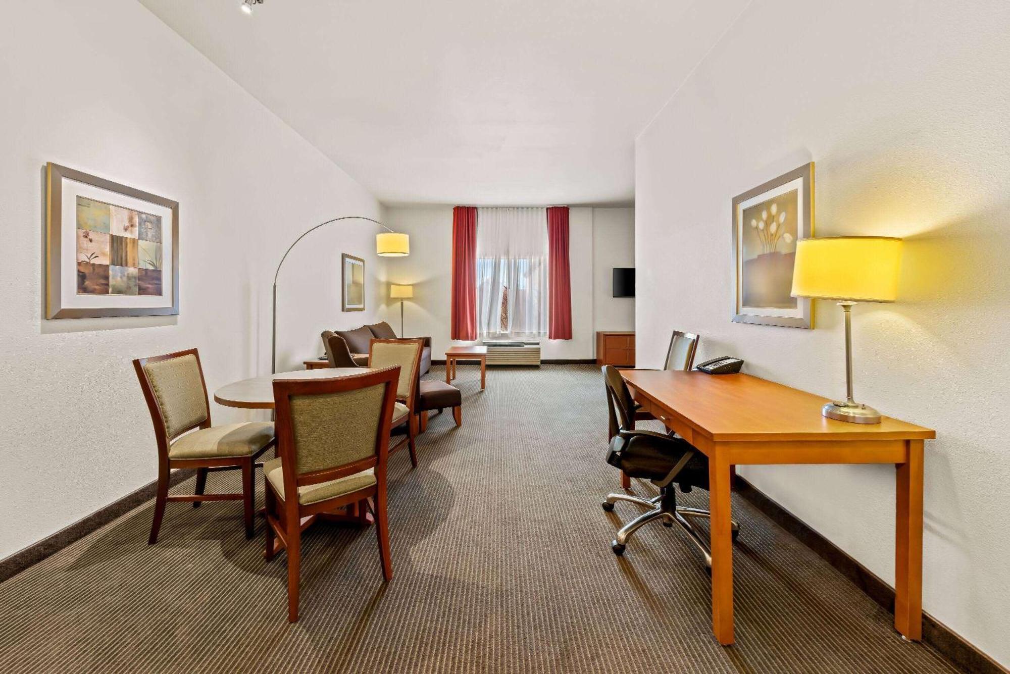 Wingate By Wyndham Calgary South Hotel Bagian luar foto