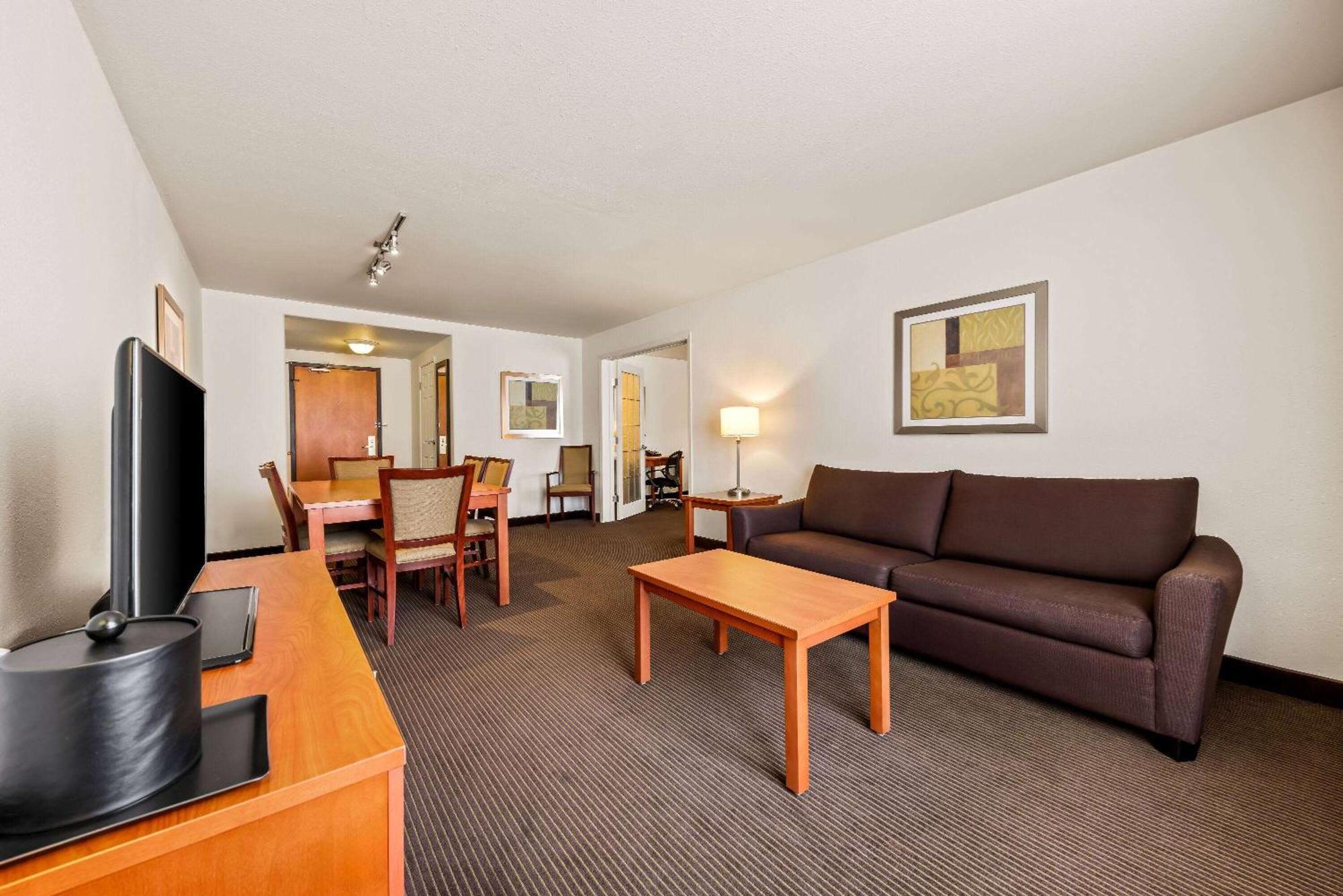 Wingate By Wyndham Calgary South Hotel Bagian luar foto
