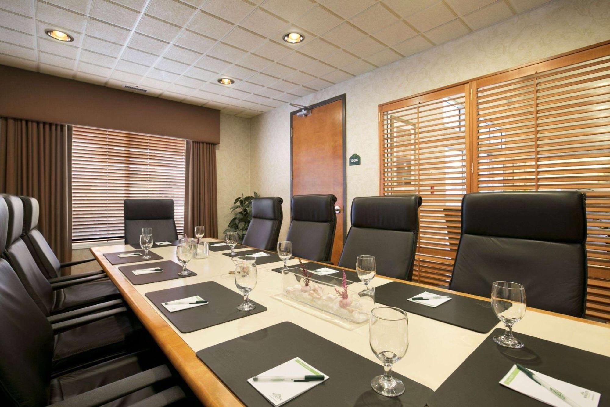 Wingate By Wyndham Calgary South Hotel Bagian luar foto