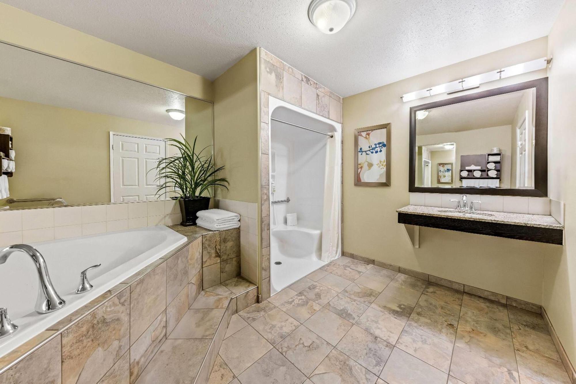 Wingate By Wyndham Calgary South Hotel Bagian luar foto