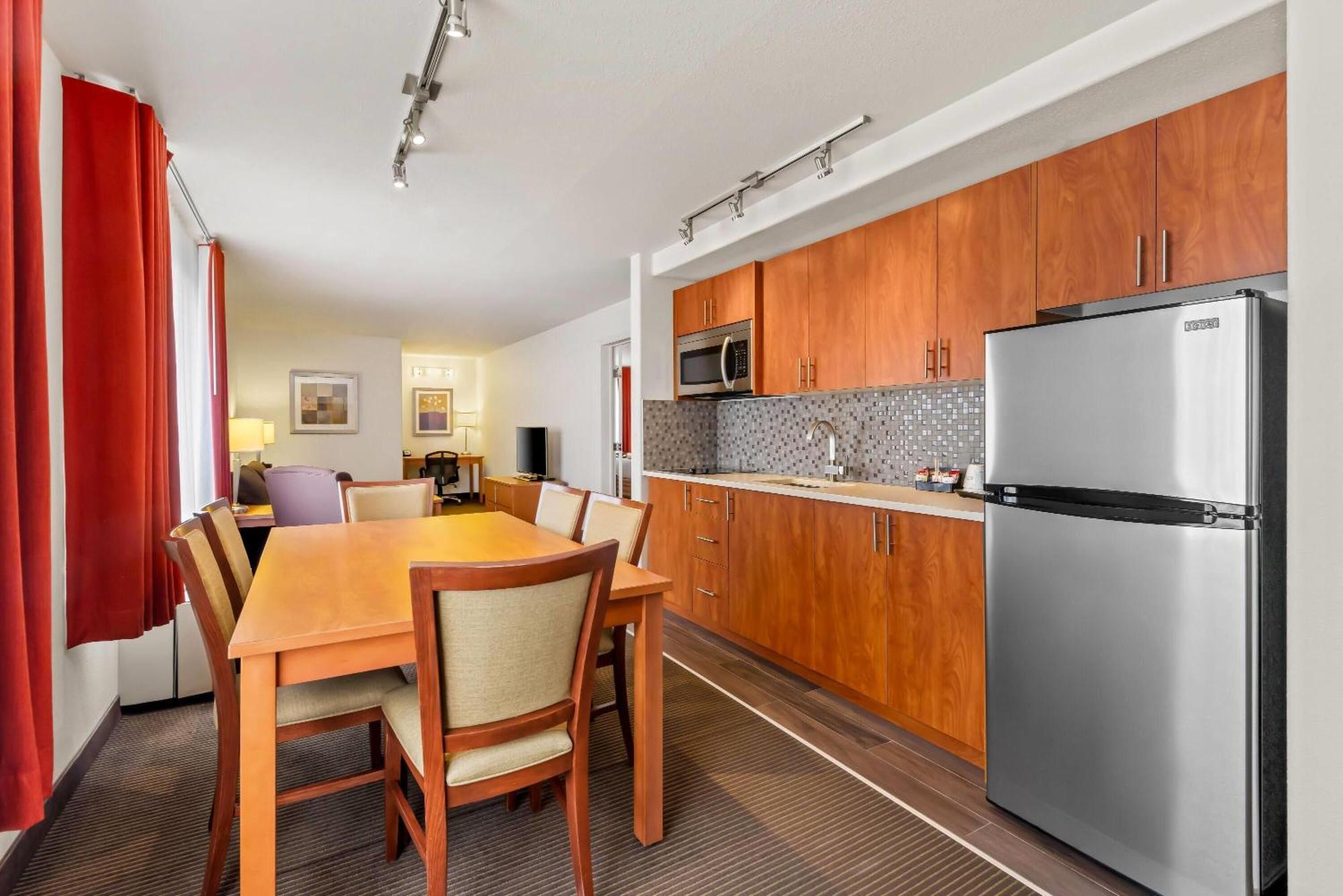 Wingate By Wyndham Calgary South Hotel Bagian luar foto