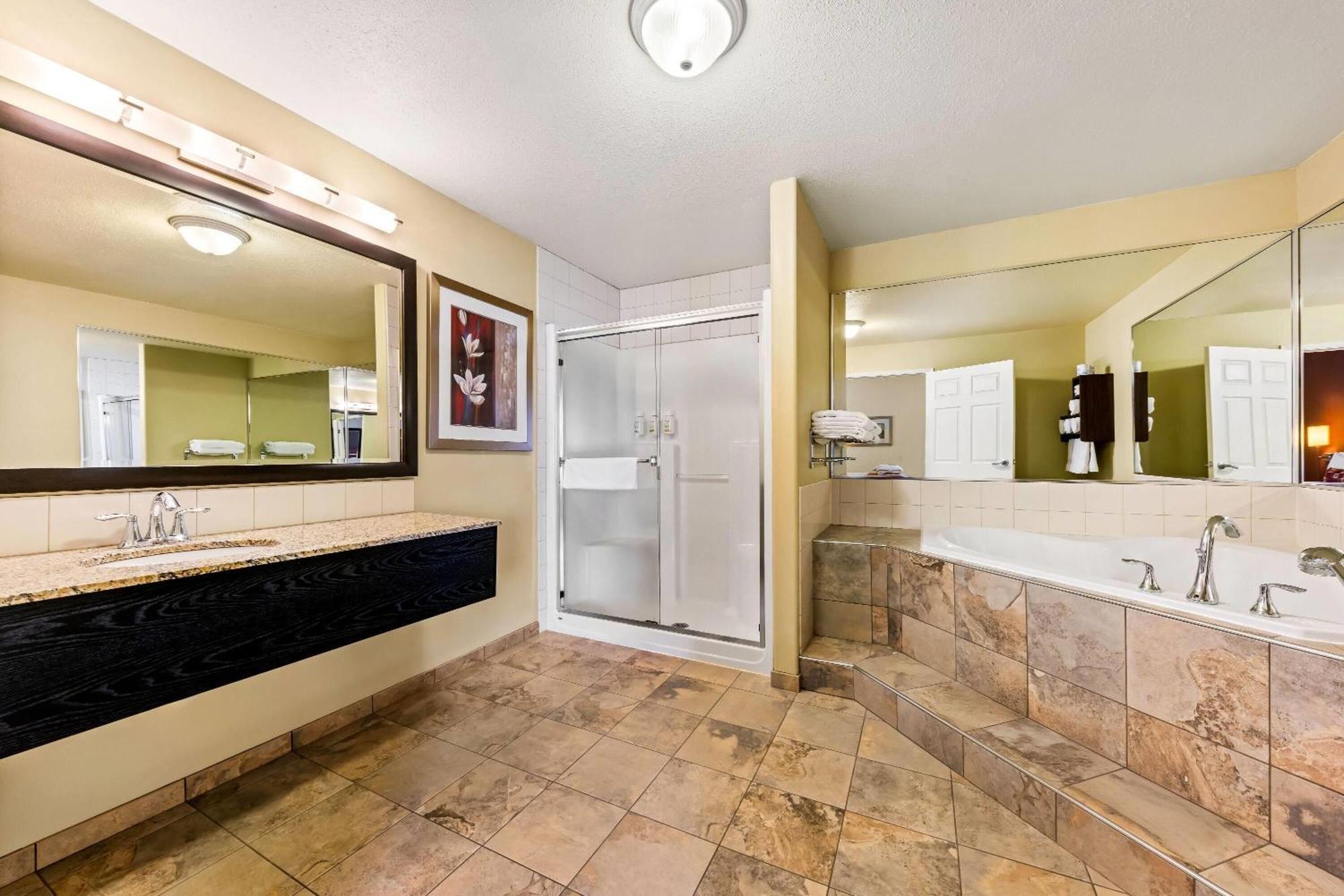 Wingate By Wyndham Calgary South Hotel Bagian luar foto